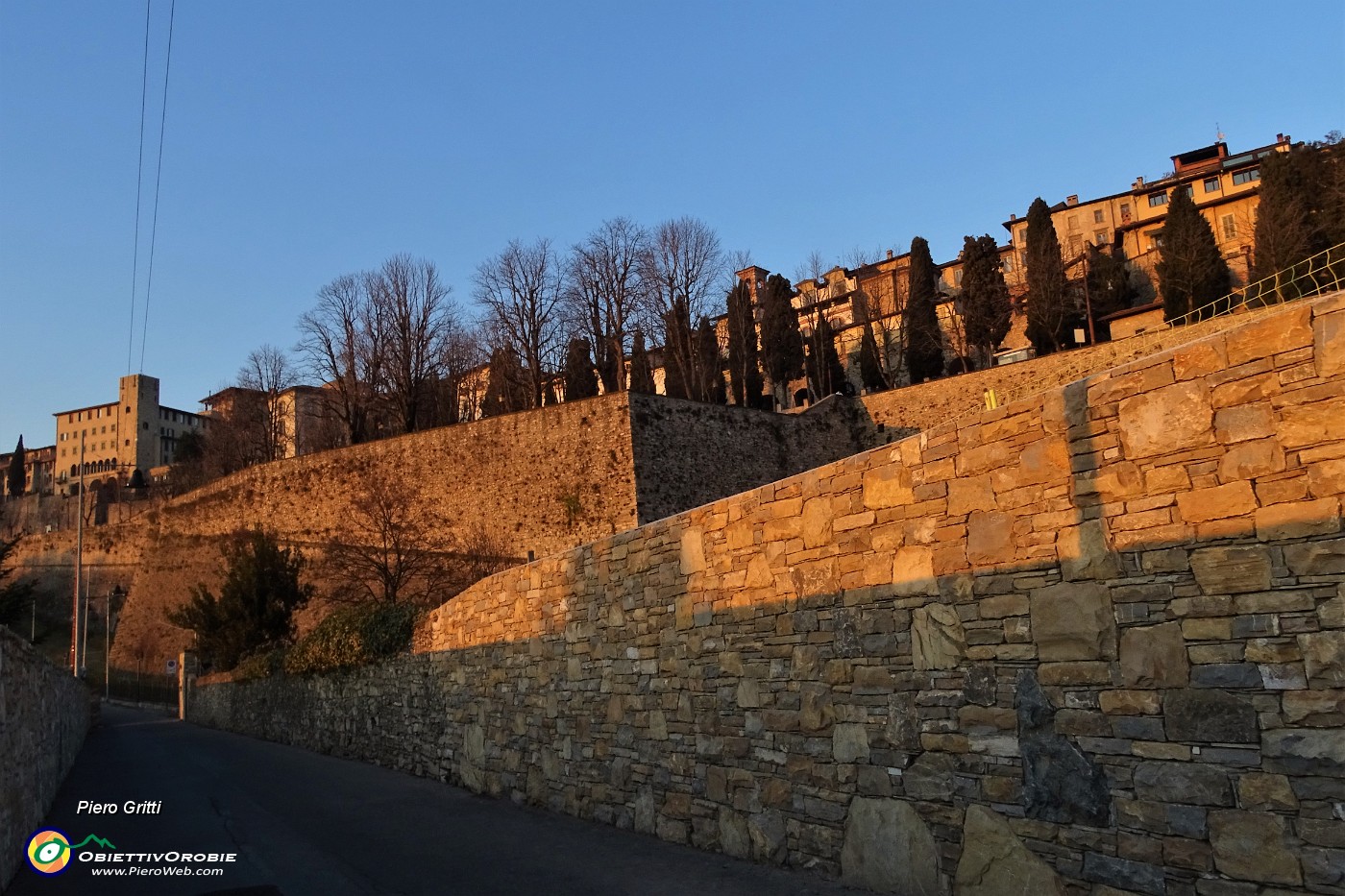 94 In via Tre Armi sotto le mura venete al tramonto.JPG